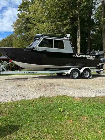2019 kingfisher escape ht 200 Yamaha 180 hours 9.9 Yamaha high thrust Ez loader trailer Fishing equi...