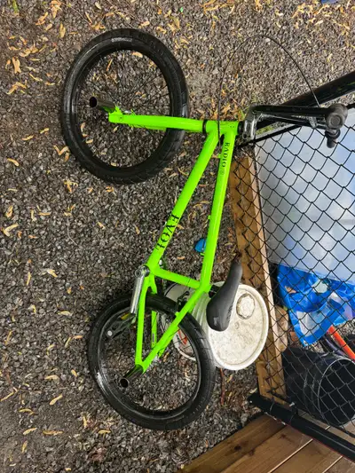 BMX de la marque Radio Evol Tout et OK sur le vélo seulement les pneus qui vont à être gonfler Taill...