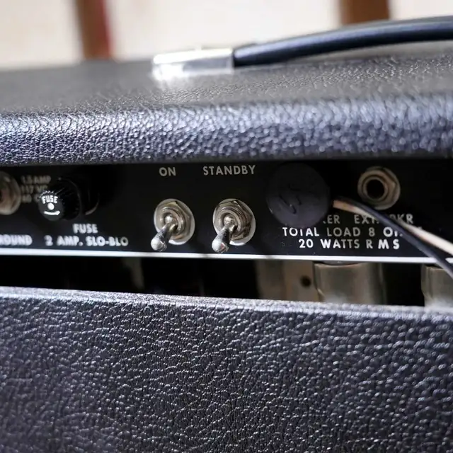 1970's Fender Deluxe Reverb Tube Guitar Combo Amp in Amps & Pedals in City of Toronto - Image 8