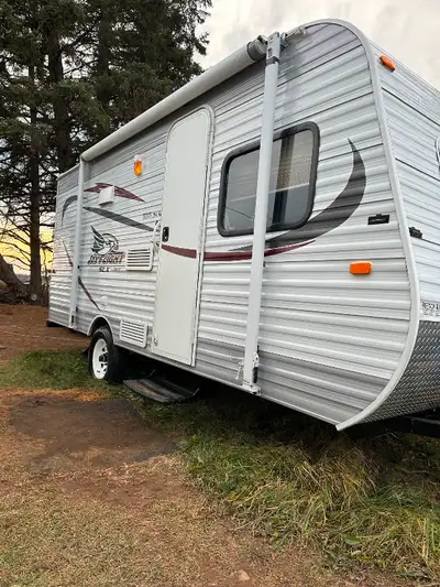 2015 Jay Flight SLX Light Travel Trailer – The Perfect Combination of Comfort and Convenience! If yo...
