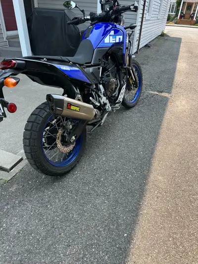 Yamaha T7 2022 bien équipé. Skid plate rally oem, peg enduro Yamaha, béquille centrale, garde chaîne...