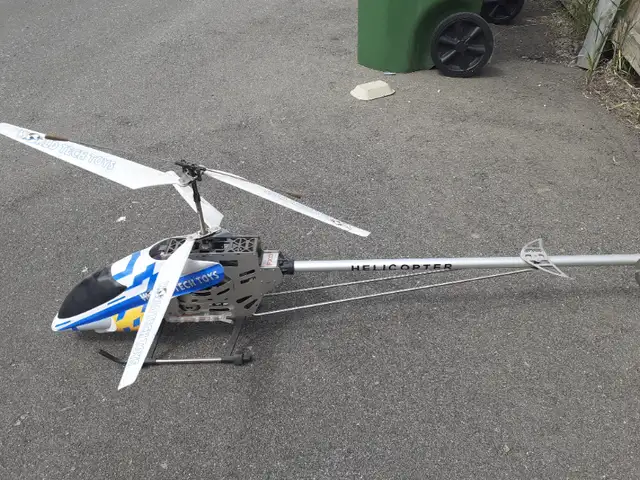 rc helicopter -- for parts only in Toys & Games in Calgary - Image 2