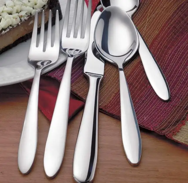 Oneida High Quality Stainless Steel Flatware Set in Kitchen & Dining Wares in Markham / York Region - Image 5