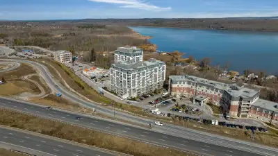 Newer comfortable 1 bedroom condo . Private with views of Little Lake . Walking distance to RVH , Un...