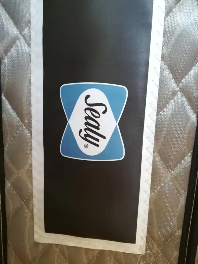 Lit simple en métal in Beds & Mattresses in Laval / North Shore - Image 7
