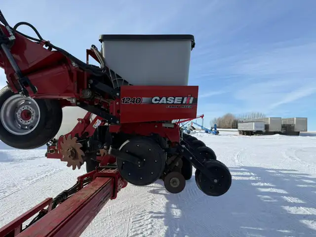 Case IH Early Riser 1240 12-Row Planter in Farming Equipment in Saskatoon - Image 8