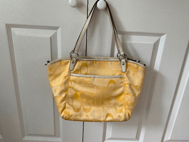 Coach purse in Women's - Bags & Wallets in Charlottetown - Image 2
