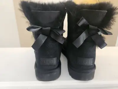 Women's UGG Bailey Mini Bow Size 6, View more