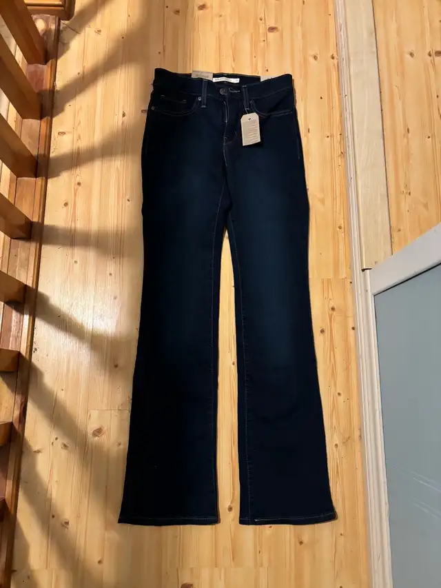 Levis Jeans in Women's - Bottoms in Owen Sound - Image 2
