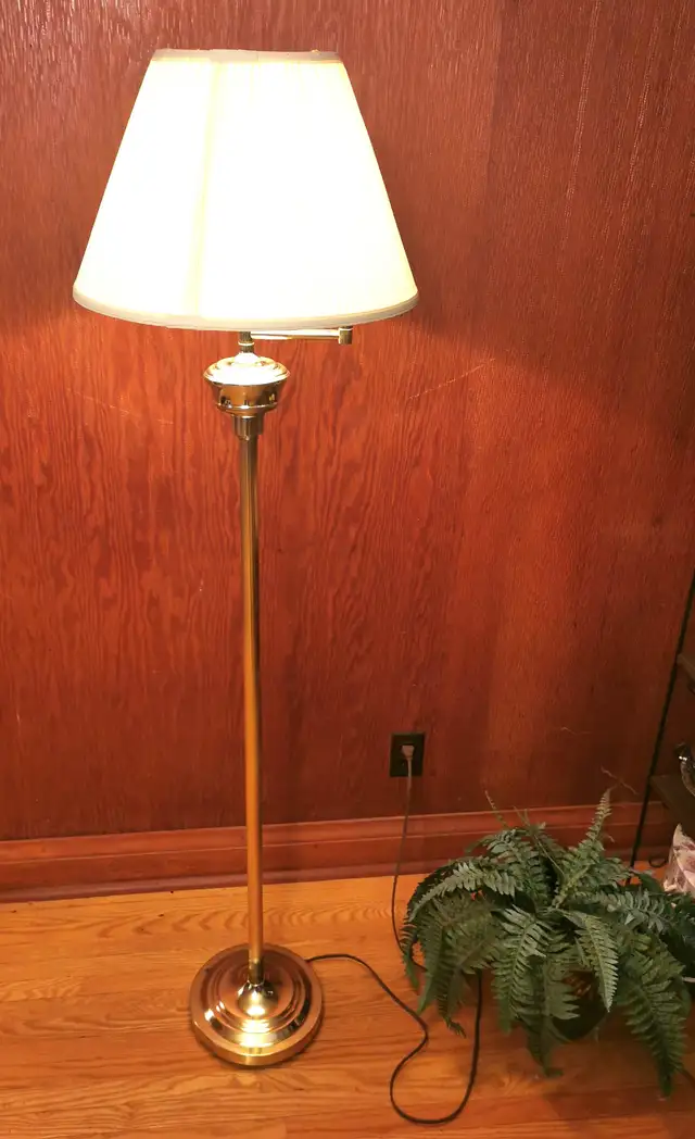 Floor Lamp Metal/Brass 61.5 inch height Vintage Solid in Indoor Lighting & Fans in Markham / York Region - Image 11