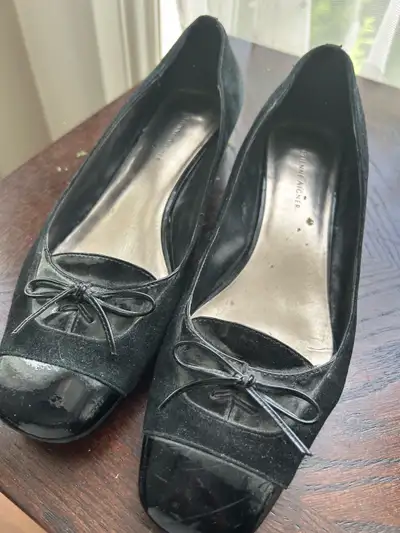 These are a pair of elegant, used, black leather Anne Klein ballet flats in size 7. These stylish fl...