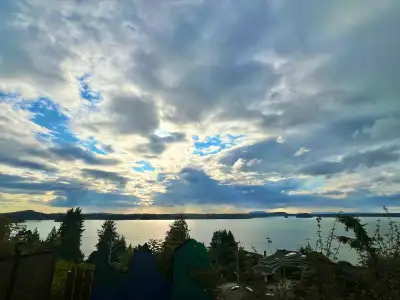 3-6 month lease available. 2 bedroom lower level suite with ocean panoramic view. Renovated kitchen...