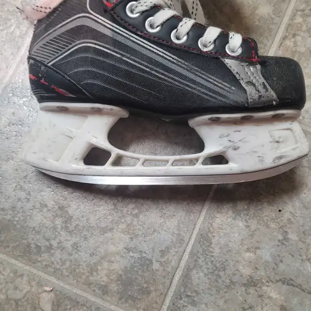 kids hockey equipment  in Hockey in Winnipeg - Image 4