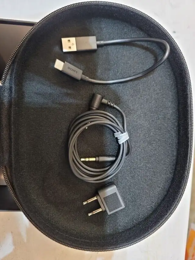 Sony WH-1000XM4 Wireless Noise Cancelling Headphones in Headphones in City of Toronto - Image 4