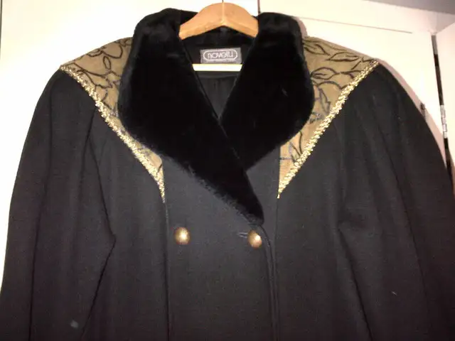 Manteau Noir en laine vierge pure /Black coat pure virgin wool in Women's - Tops & Outerwear in Longueuil / South Shore - Image 3