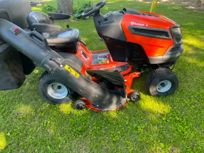 Tracteur a gazon Husqvarna, moteur 24 forces 2 cylindres, transmission hydro, tondeuse 48 pouces, 3...