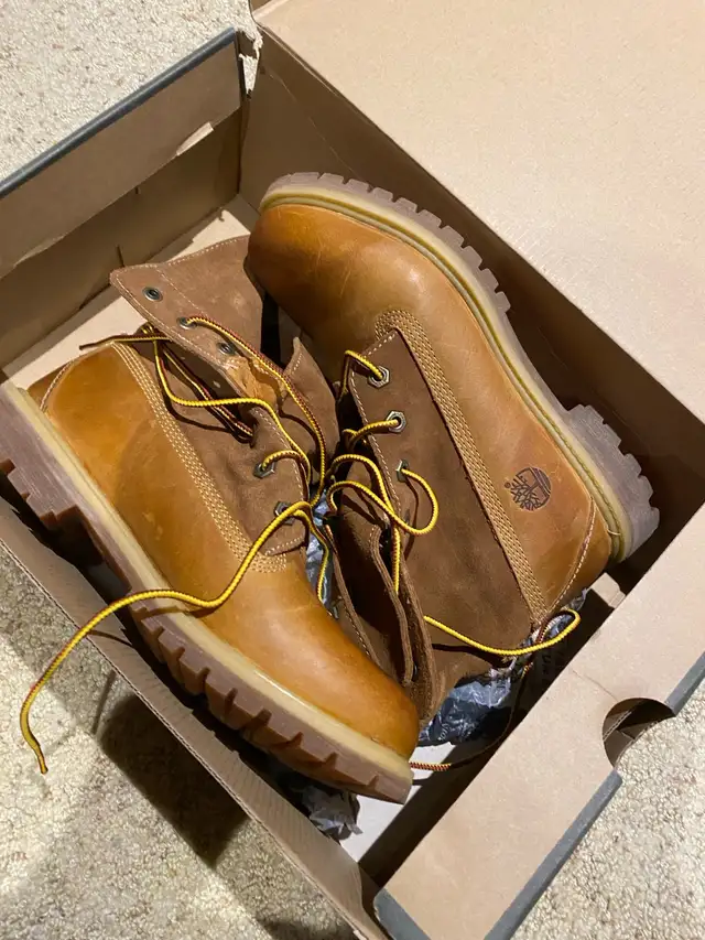 timberland women’s boot in Women's - Shoes in City of Toronto - Image 2