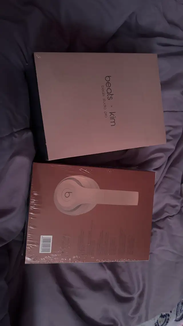 Beatsxkim in Headphones in Cape Breton - Image 3