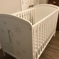Crib, mattress, fitted sheet