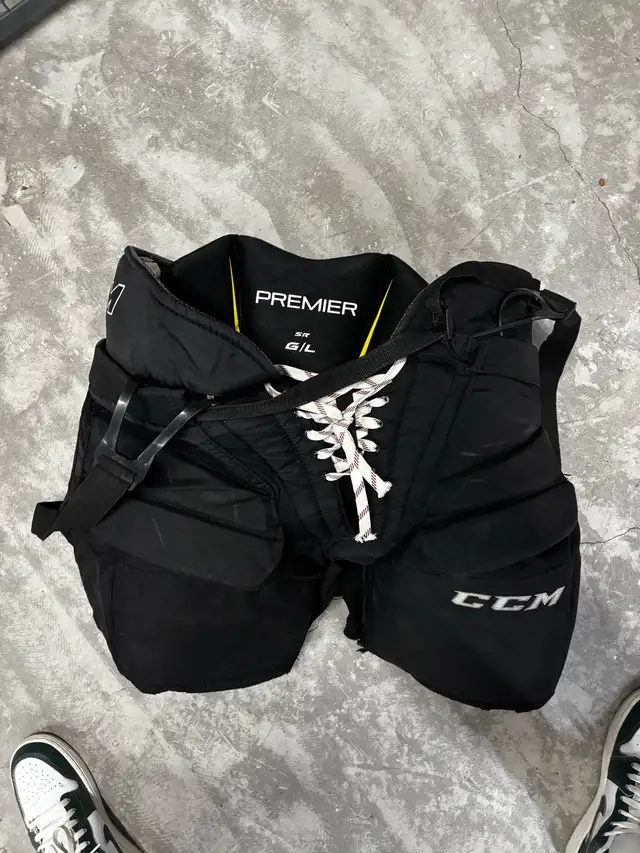 Men’s pro hockey goalie CCM chest protector and pants in Hockey in Guelph - Image 4