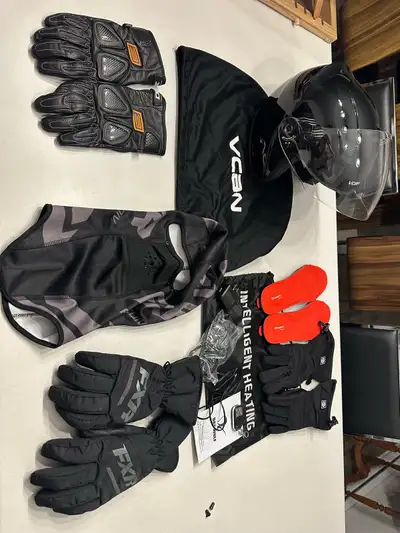 Valeur de $700 équipement utilisé trois fois seulement. comprend casque avec visière glissante, pair...