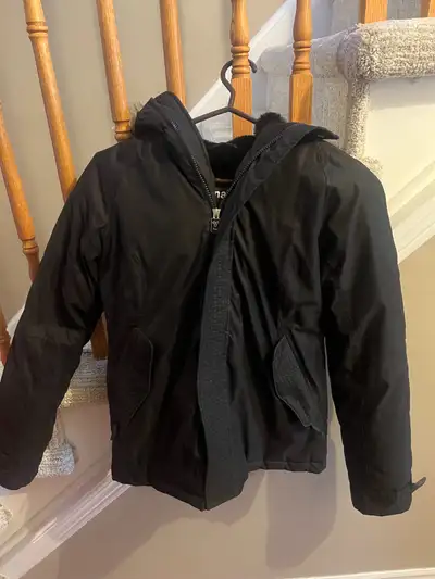This is barley wormTNA Summit Parka in size small. It's a super warm and cozy jacket, perfect for co...