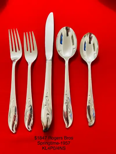 Beautiful vintage 1957 silver plated cutlery set . A complete set of 1847 Rogers Bros ' Spring Time...