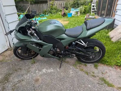 2005 kawasaki ninja zx10 1000cc 89 000km Custom paint job Call or text 4372884616 for faster reply