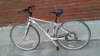 devinci comme neuf/ hybride 700/en aluminium/mise au point ,grandeur de cadre 41cm /prix 250 $////in...