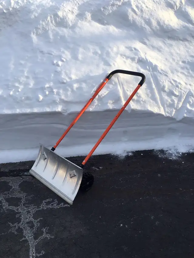 Snow Shovel Heavy-Duty Metal Adjustable  Wheeled Snow Remover in Outdoor Tools & Storage in Cornwall - Image 3