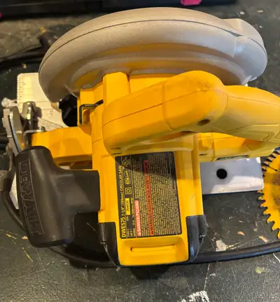 Like new Dewalt 7 1/4” DWE575 circular saw, rarely used. Comes with 4 blades. Also selling 17”and 13...