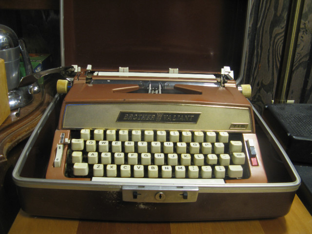 Vintage BROTHER VALIANT 715 Typewriter. dans Autre  à Trois-Rivières - Image 2