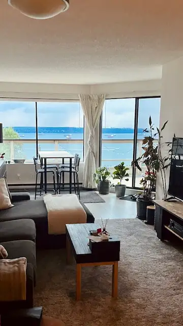 The Hollyridge has a beautiful, spacious 1 bedroom apartment to rent from September 1st. On the slop...