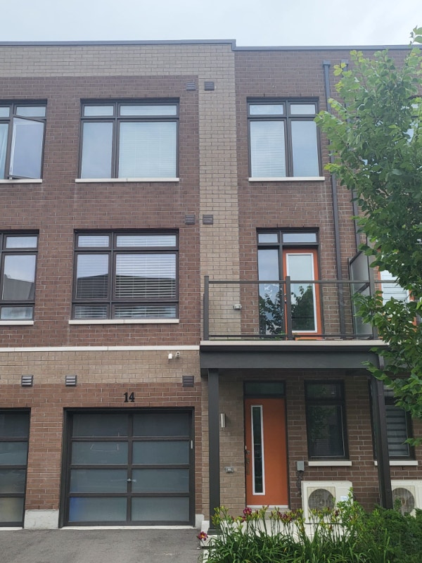3 storey 2 Bed + 2 Full Bath Townhouse for Rent in Vaughan Long Term