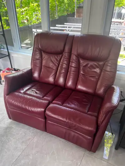 Causeuse en cuir véritable fabriquée au Québec, View more