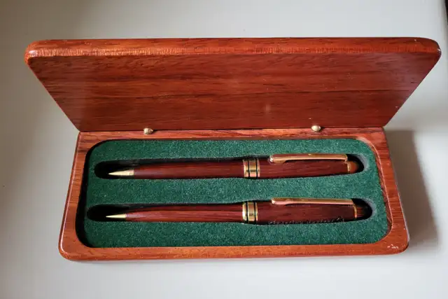 Vintage Pickering Nuclear Wooden Pen & Pencil Set in Wooden Box in Arts & Collectibles in Oshawa / Durham Region - Image 3
