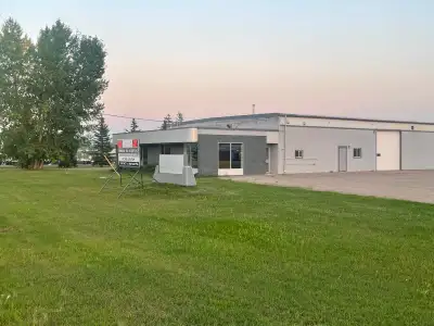 Commercial Property for Rent, Office, Showroom & Warehouse located in Humboldt, Sk. 1550 Sq/ft of Of...