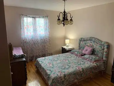 Chambre spacieuse dans un très bel appartement en duplex près de toutes commodités et bus . Nous acc...