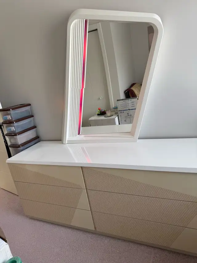 retro dresser with light up mirror in Dressers & Wardrobes in Strathcona County - Image 8