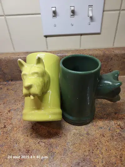 Mugs Vintage. Mugs avec anse en forme de Tête de chien. Fait par BEAUCEWARE CANADA. État neuf, jamai...