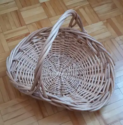 Hand-Made Rattan Basket / Panier en Rotin Fait à la Main, View more