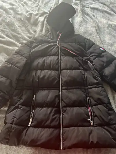 Ma nièce vend un manteau Tommy hilfiger c’est du 1x jamais porter 40$. Elle habite pointe aux trembl...