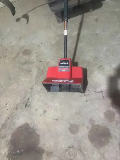 Pelle à neige électrique NOMA modèle Turbo Shovel de 1200 watts. Idéale pour les neiges légères et p...