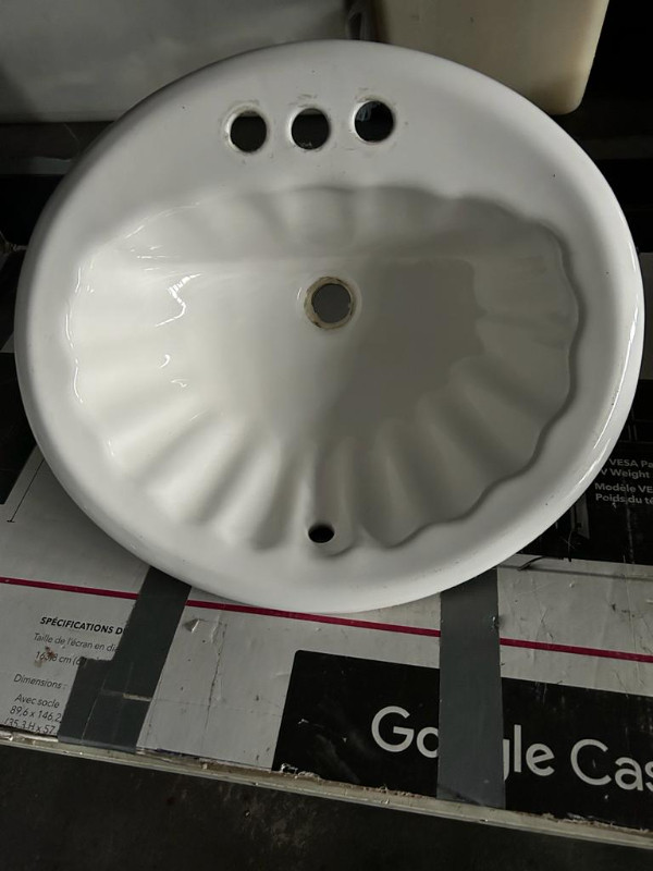 clam bowl sink in Bathwares in Hamilton - Image 2