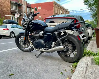 (English below) Je vends ma Triumph Street Twin 2018. La moto est en excellent état avec un kilométr...