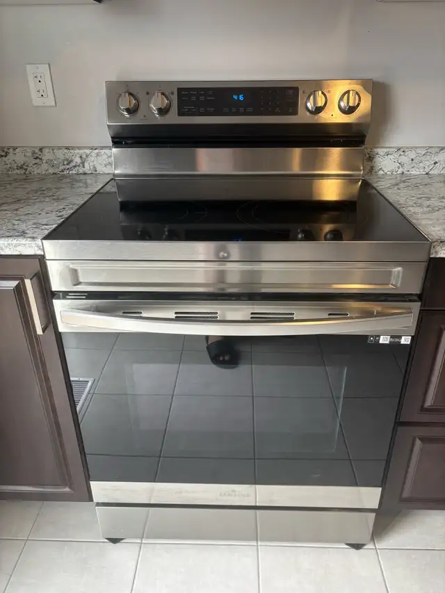 Samsung 30” 6.3 cu ft smart electric stove for sale in Stoves, Ovens & Ranges in City of Toronto - Image 2