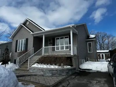 Maison à vendre à Drummondville dans un quartier en demande et une cours unique. Une seule visite et...