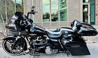 STUNNING 2016 Harley Davidson ROAD GLIDE Vivid black FLTRX CUSTOM SHOWROOM CONDITION ✅✅✅✅ 27,000 kms...
