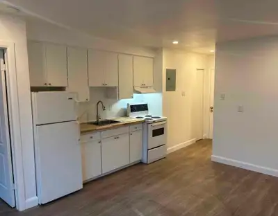 2 ½ RÉNOVÉ avec chambre fermée – Lachine Adresse: 525 32e avenue Lachine H8T1Y2 Inclus dans le loyer...