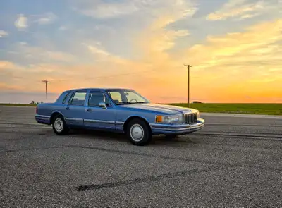 1990 Lincoln Town Car 5.0L V8 Ford engine 4 speed automatic transmission Interior is in mint conditi...